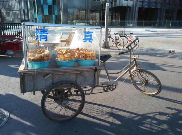 Venda de biscoito frito em uma das áreas de embaixadas em Pequim 