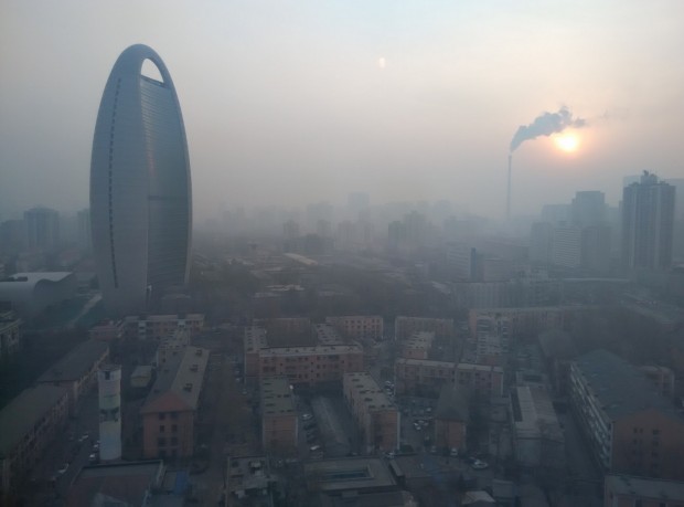 Vista da janela mostra "neblina" pela poluição 