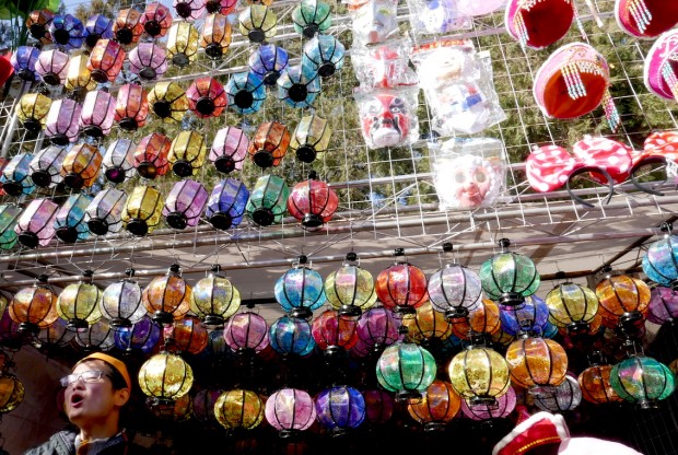 Uma das barracas na festa do Ditan Park, em Pequim , vende lanternas coloridas