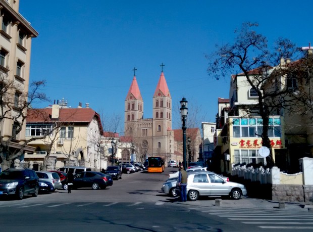 Catedral terminada em 1934, sofreu danos durante a Revolução Cultural e foi reformada recentemente 