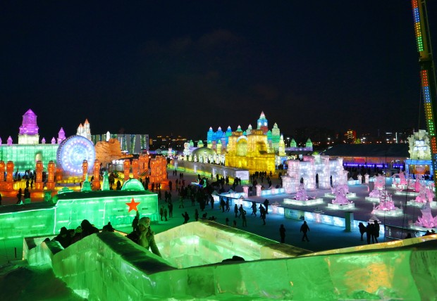 Vista de cima de um dos parques mostra várias esculturas coloridas feitas de gelo em Harbin 