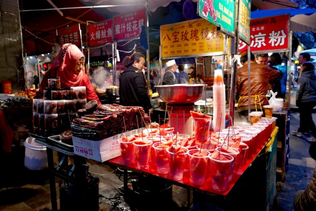 Vendedora de suco de romã no bairro muçulmano de Xi'an