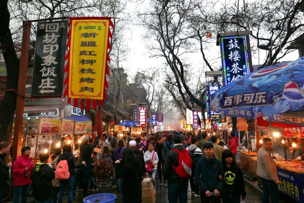 Multidão toma rua no bairro muçulmano, em Xi'an