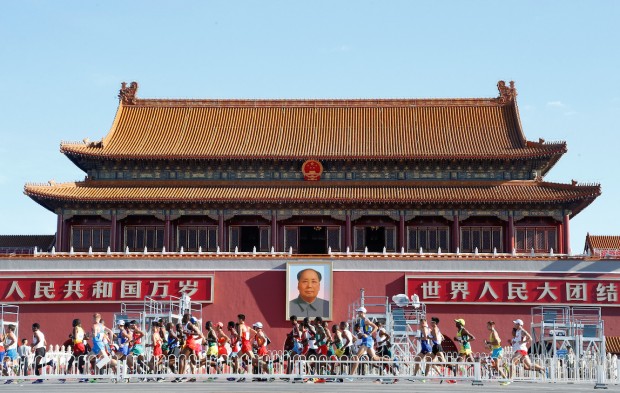 Maratonistas em frente à entrada da Cidade Proibida, na primeira prova do Mundial de Pequim (22 de agosto de 2015/ Christian Petersen, Getty Images for IAAF)